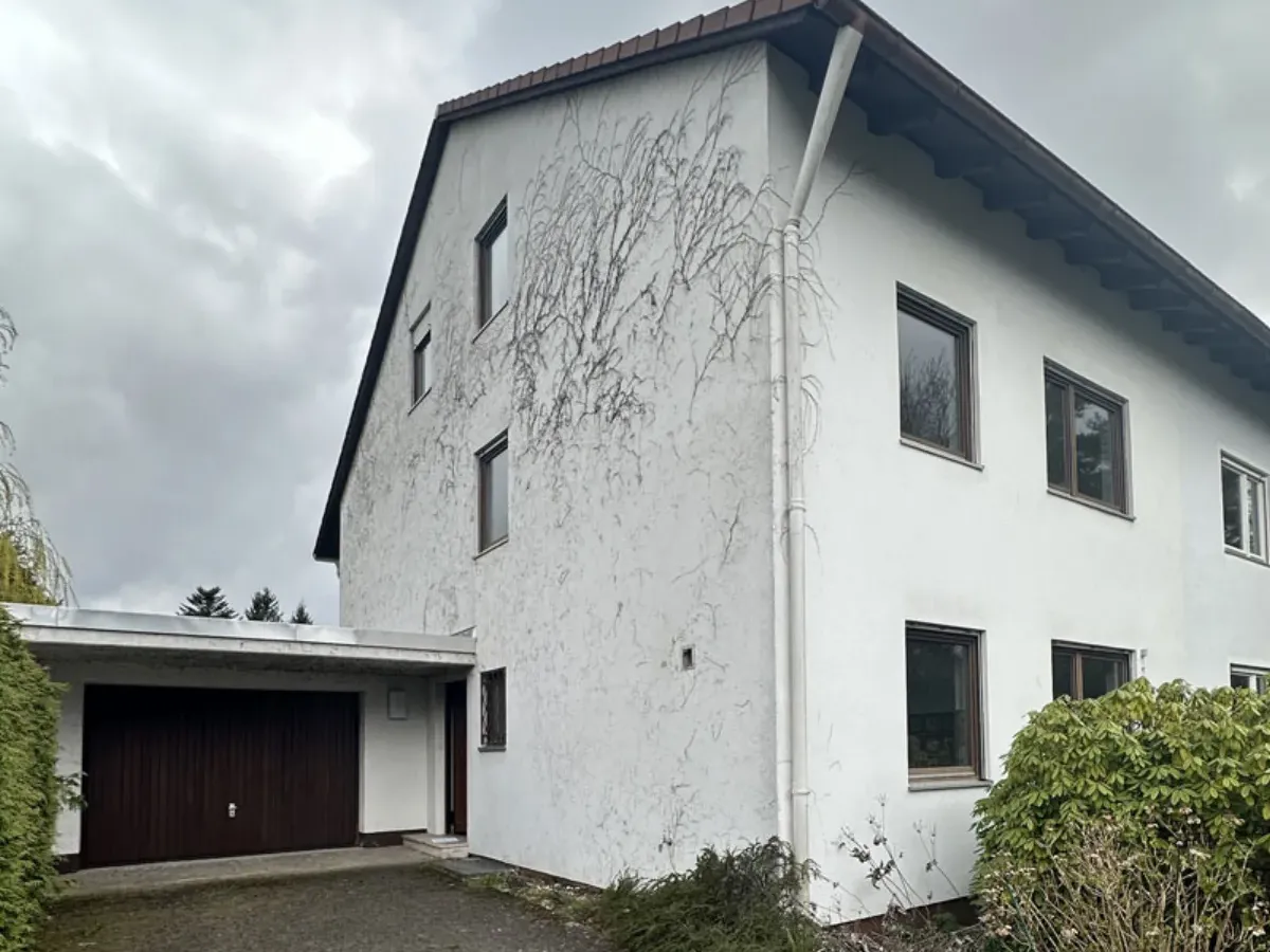 Haus E, Eingang